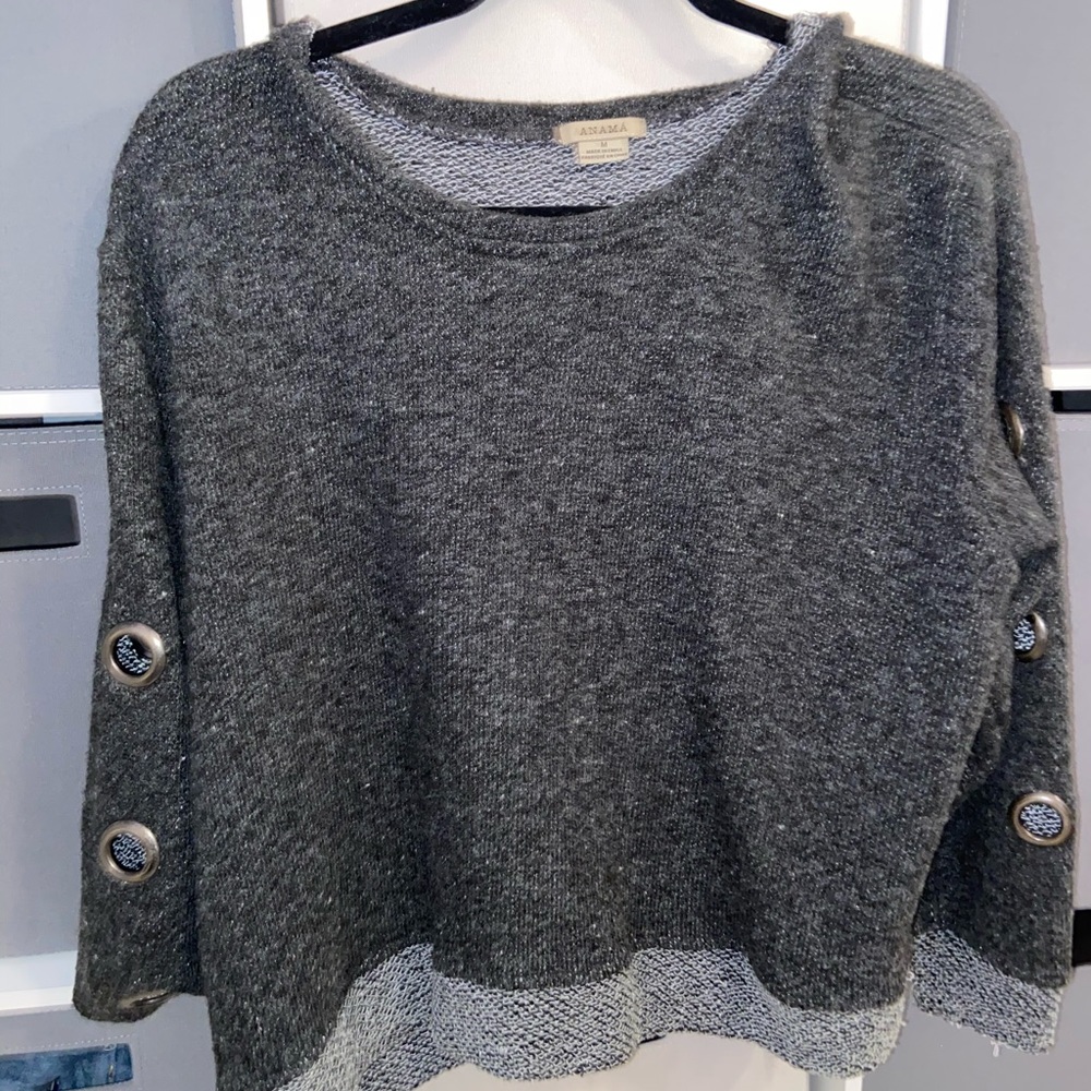 Long sleeve w holes